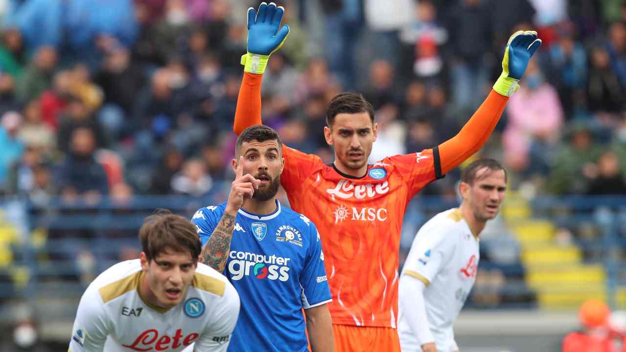 Meret alza le braccia in campo Napoli