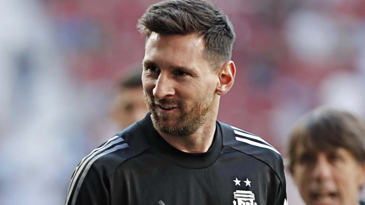 Messi sorride e guarda perplesso