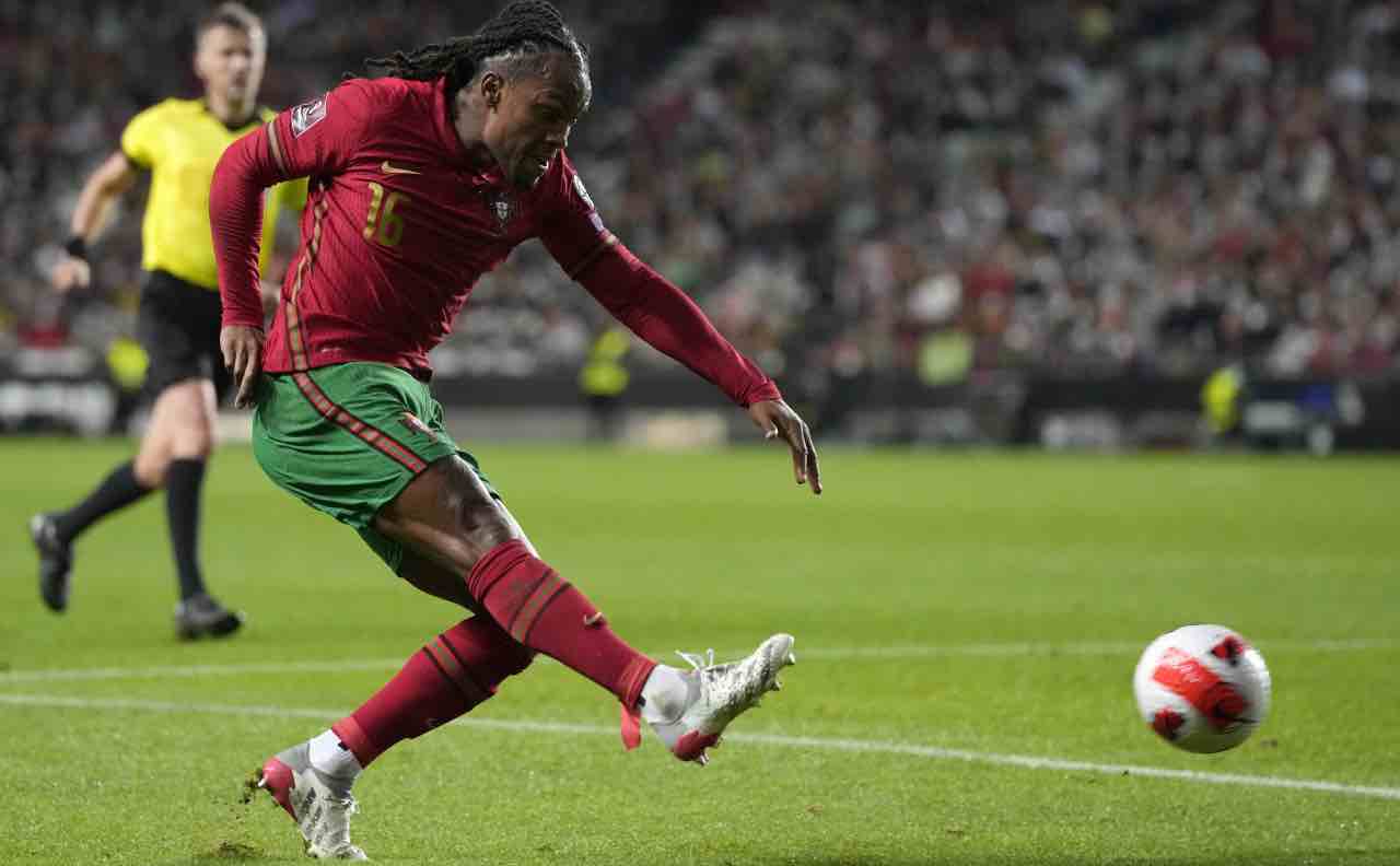 Renato Sanches calcia il pallone