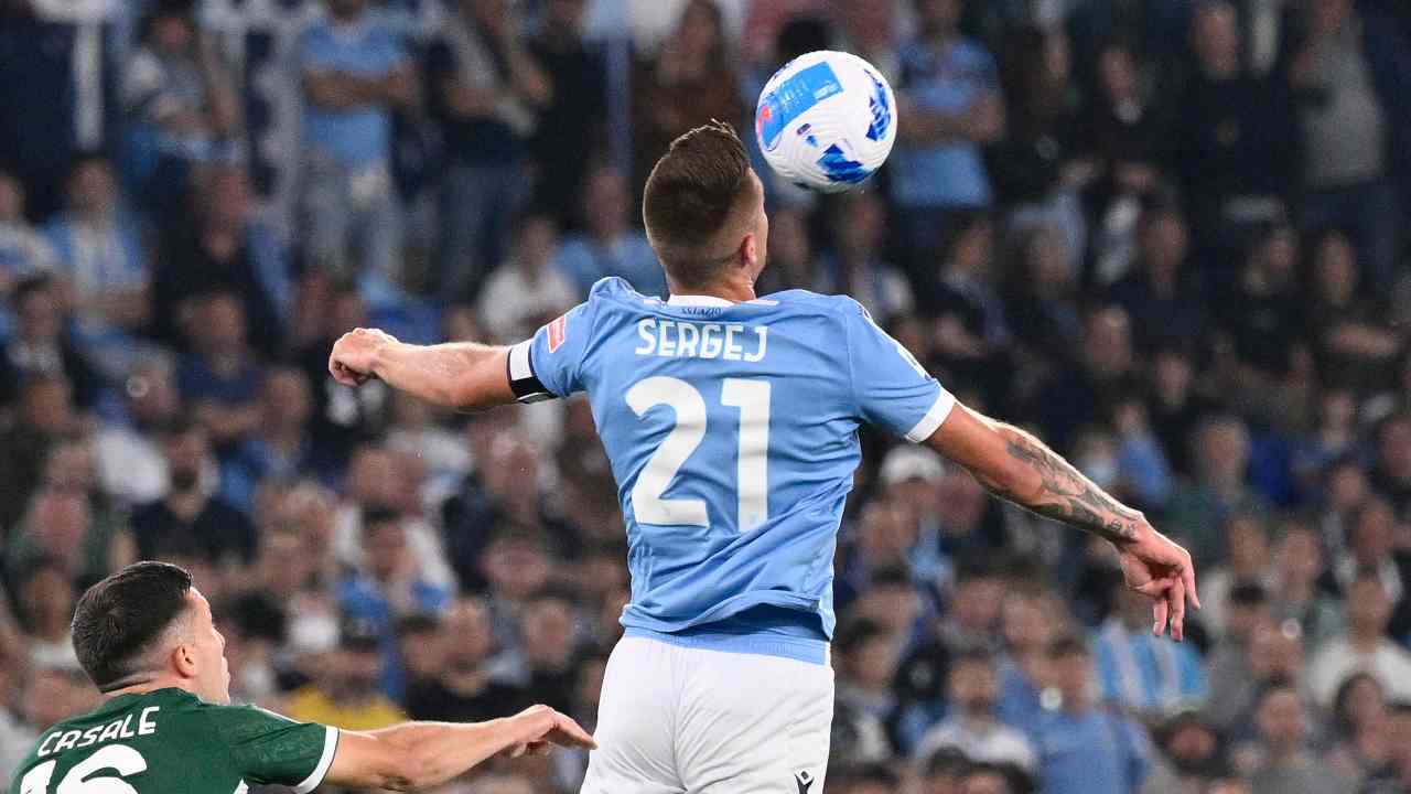 Milinkovic-Savic salta verso il pallone Lazio