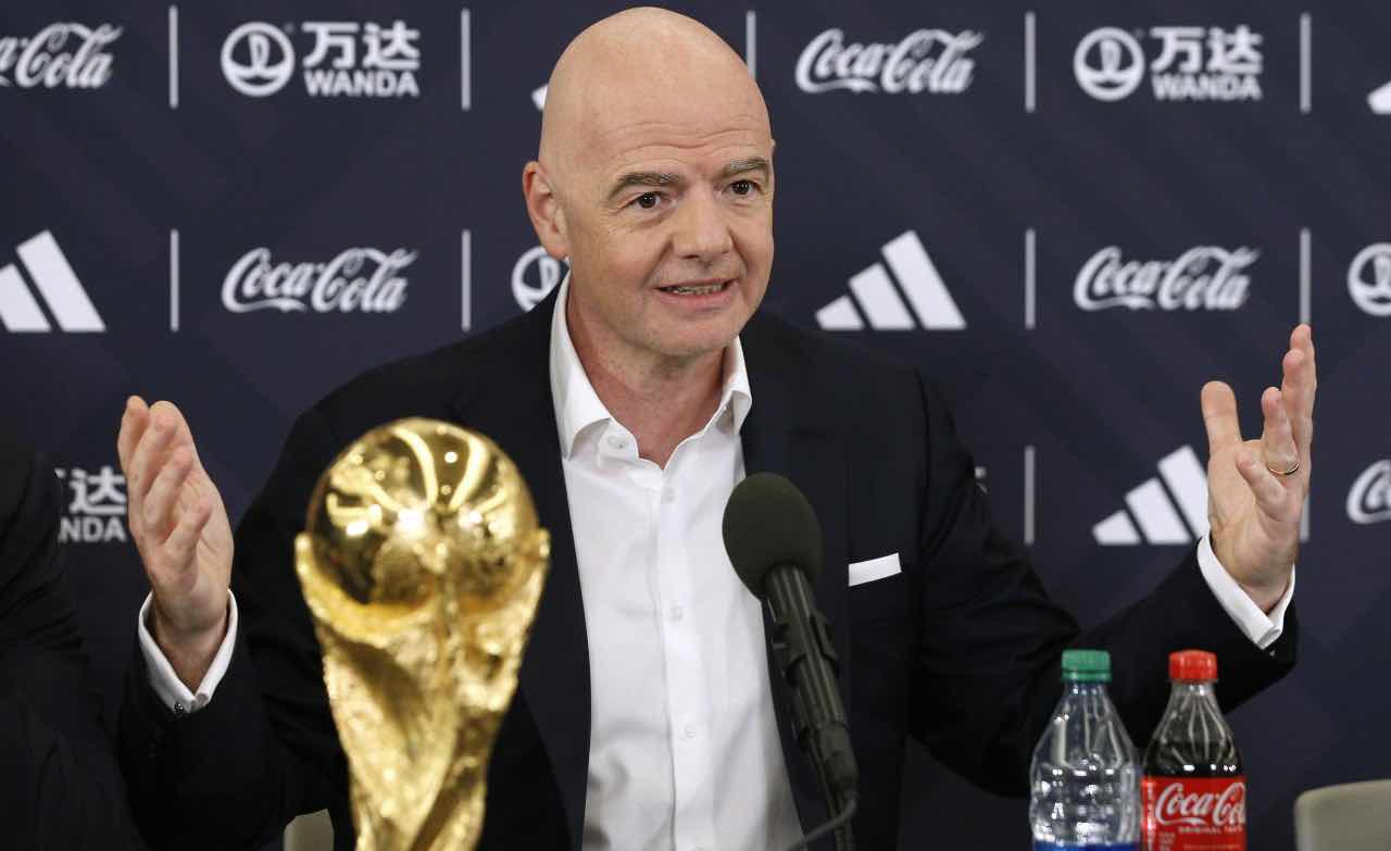 Infantino con la Coppa del Mondo