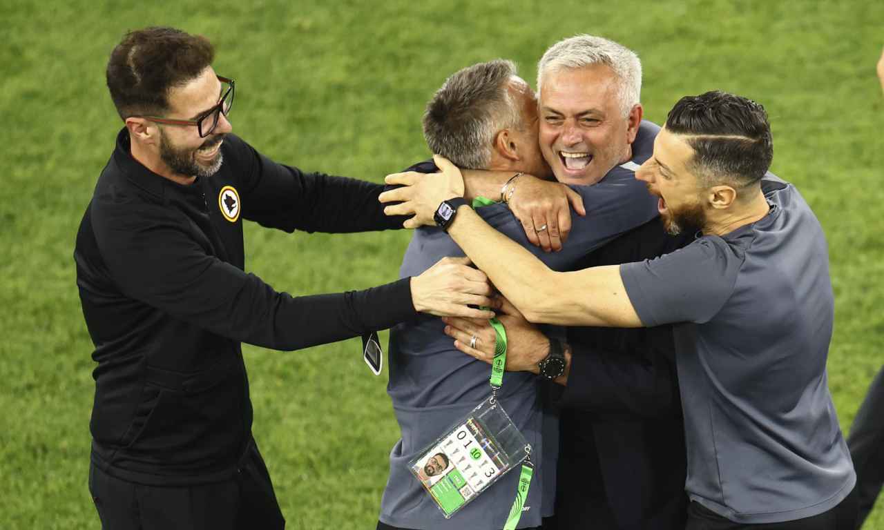 Mourinho esulta con i suoi collaborati 