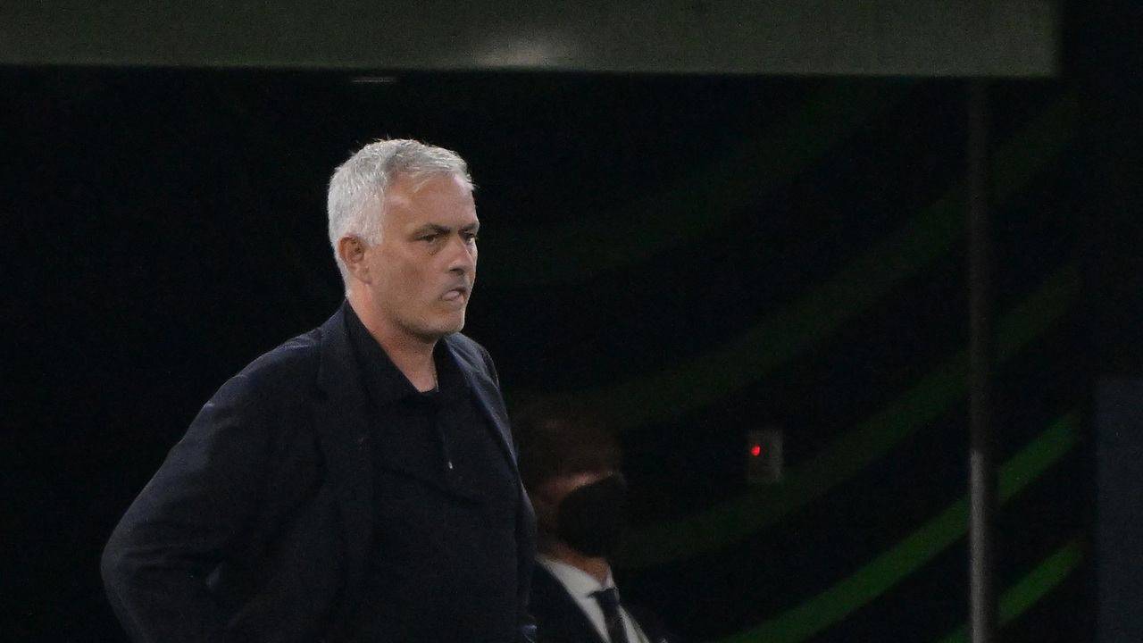 Mourinho pensieroso Roma