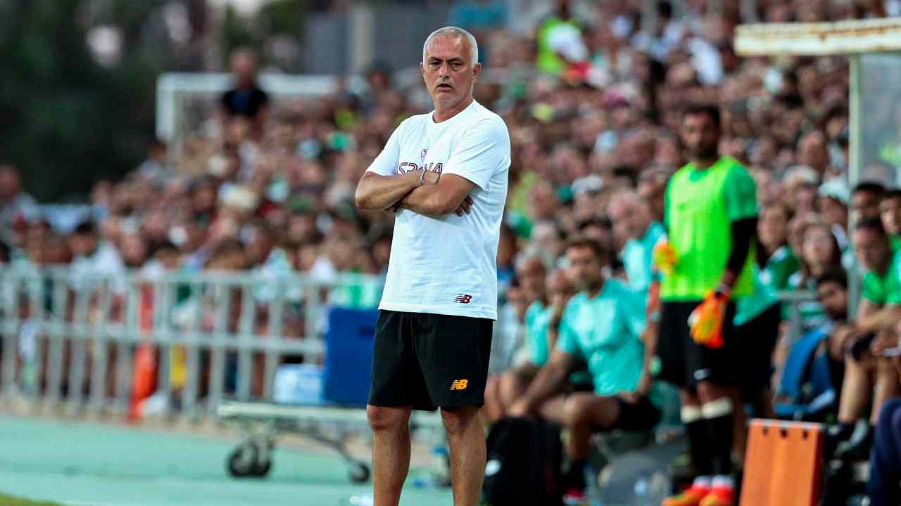 Mourinho osserva da bordocampo Roma