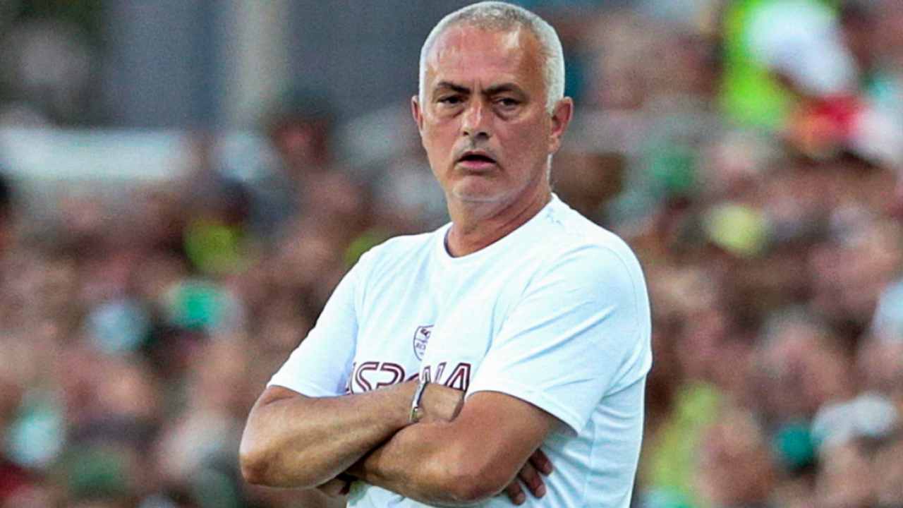 Mourinho pensieroso Roma