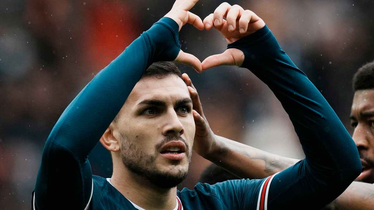 Paredes fa un cuore con le mani PSG