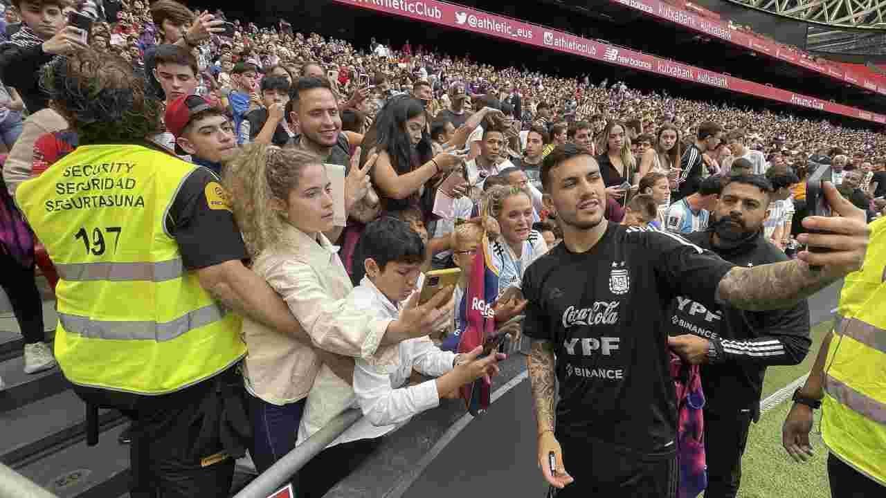 Paredes scatta una foto con i tifosi dell'Argentina