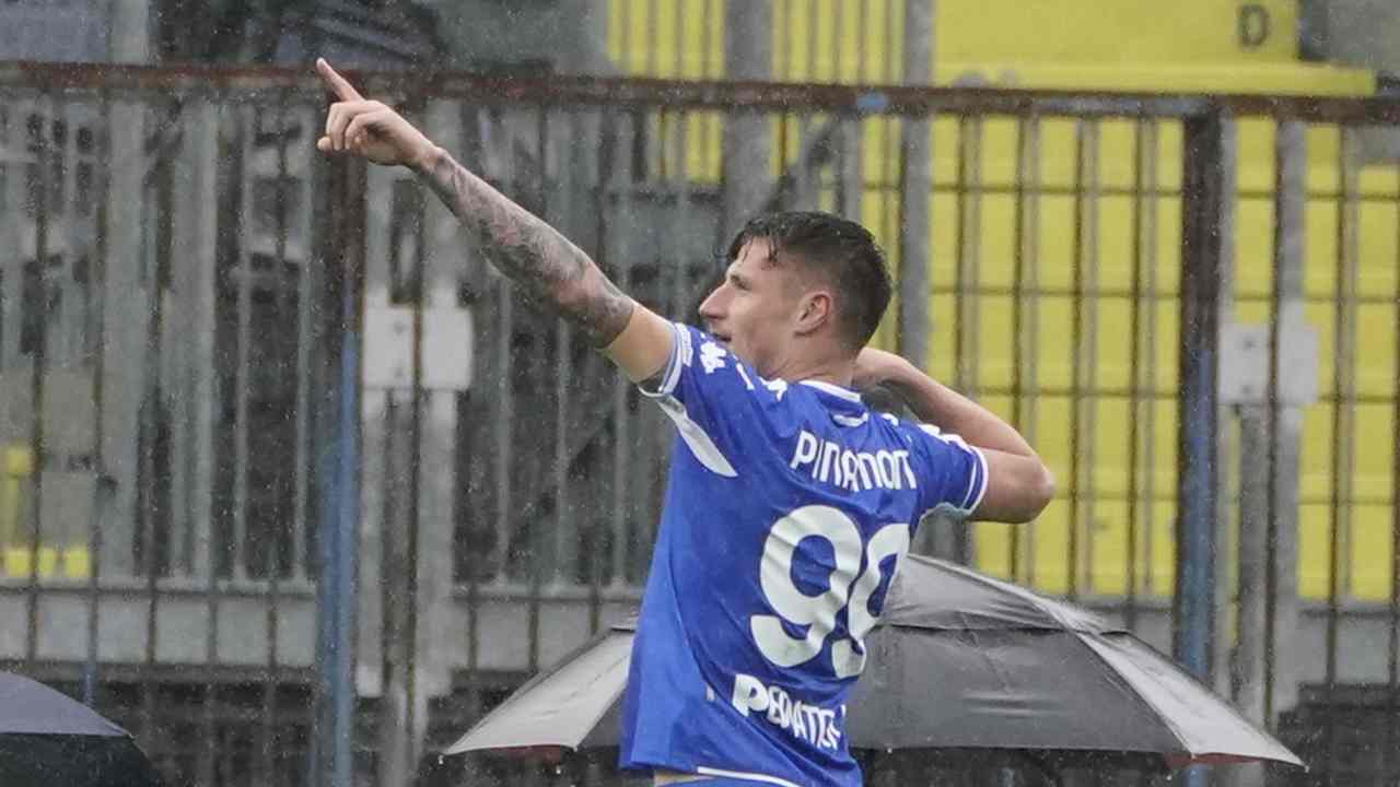 Pinamonti esulta dopo il gol Empoli