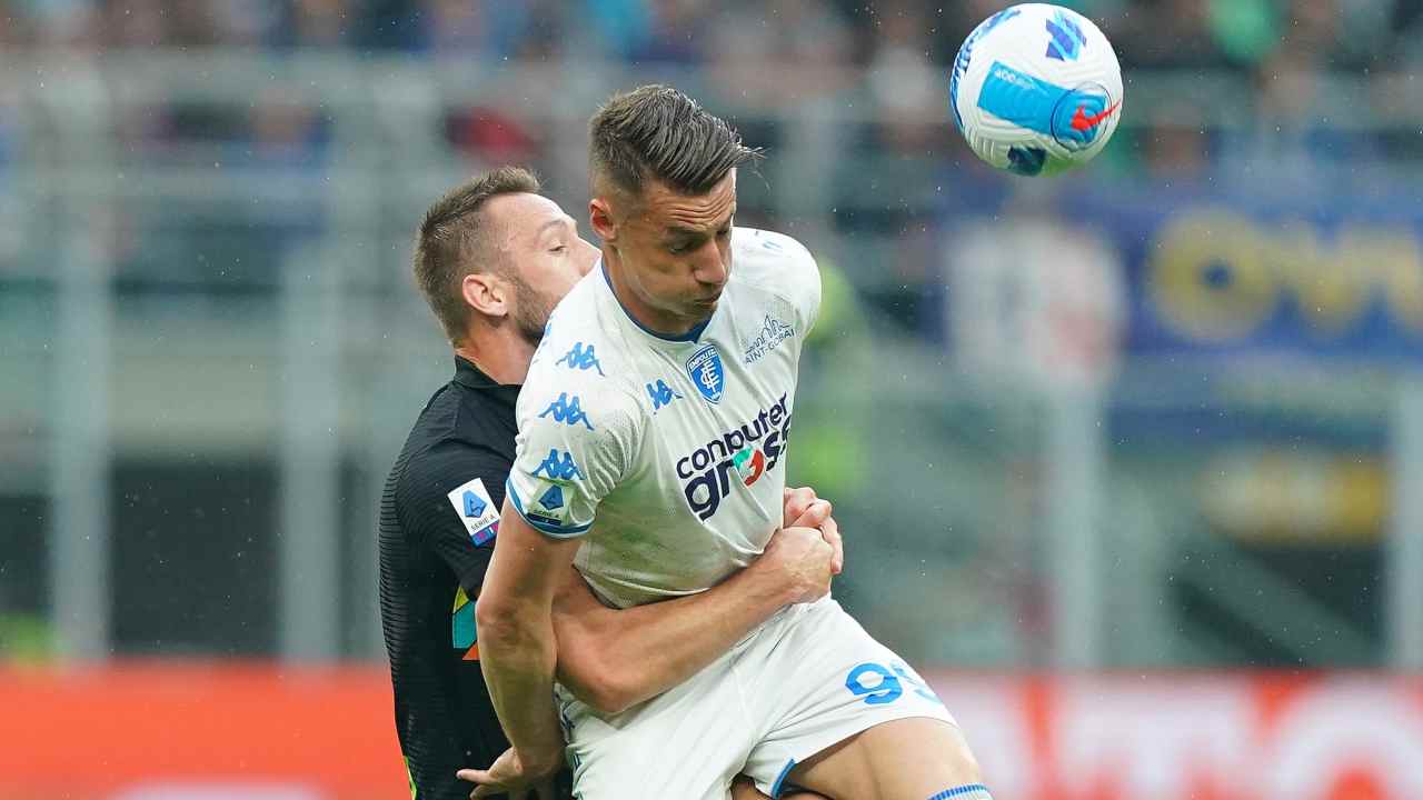 Pinamonti difende il pallone da De Vrij