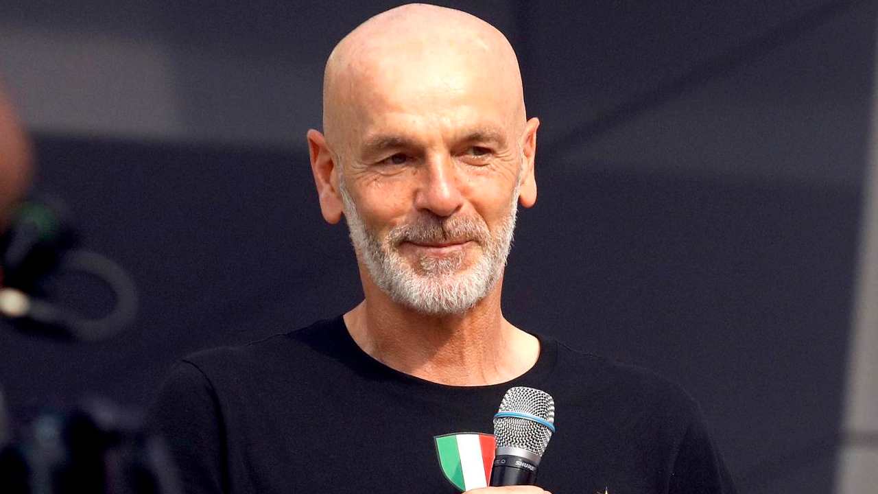 Pioli sorride con il microfono Milan