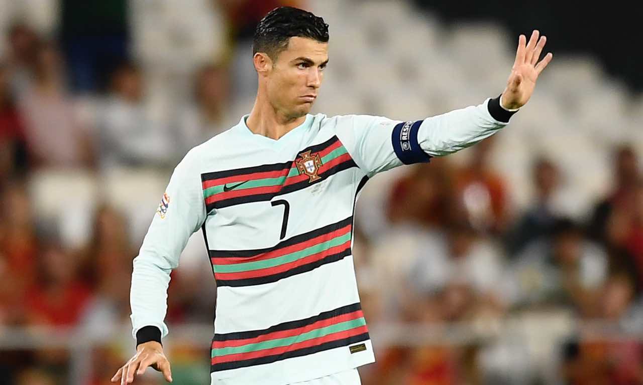 Ronaldo dà indicazioni ai compagni