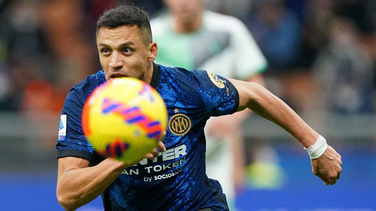 Sanchez corre verso il pallone Inter