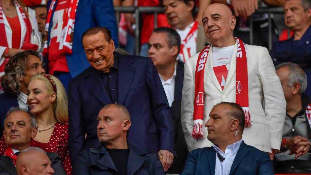 Berlusconi e Galliani sorridono