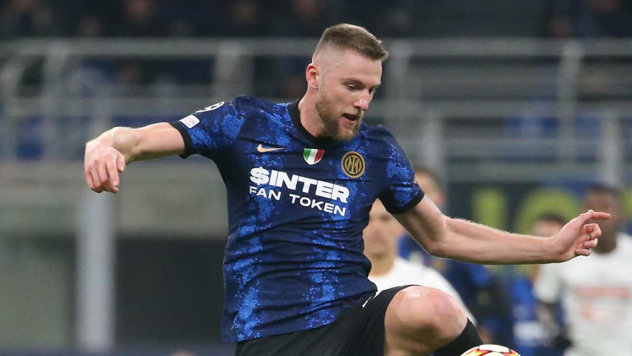 Skriniar salta verso il pallone Inter