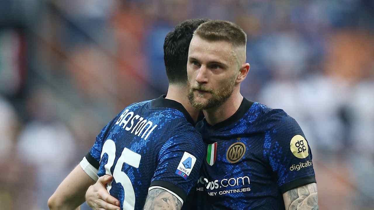 Skriniar abbraccia Bastoni Inter