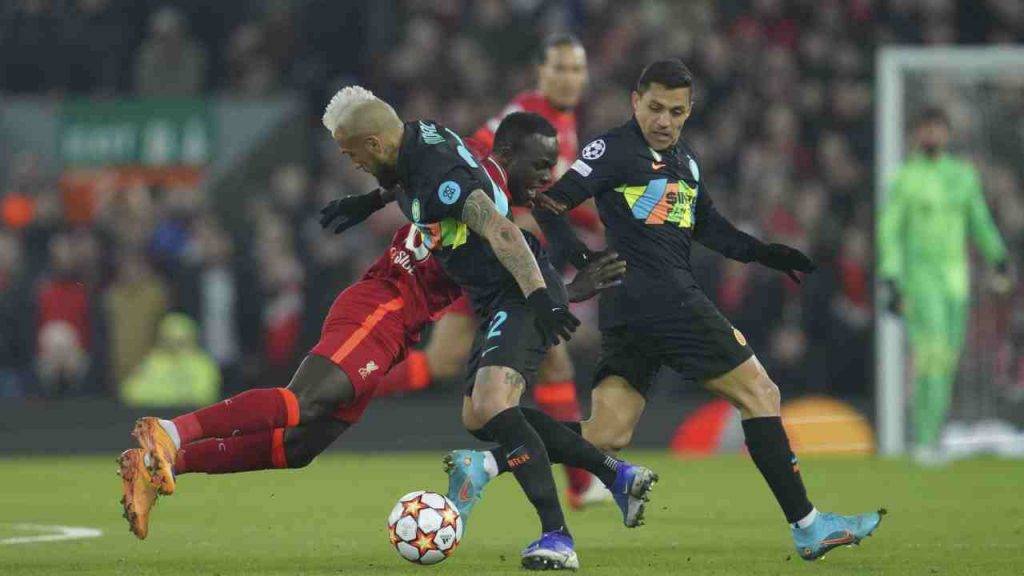 Vidal e Sanchez con la maglia dell'Inter