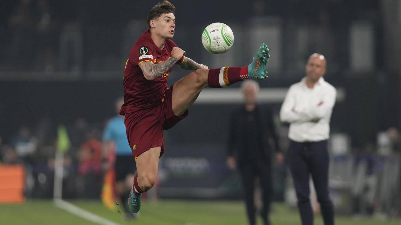 Zalewski salta verso il pallone Roma