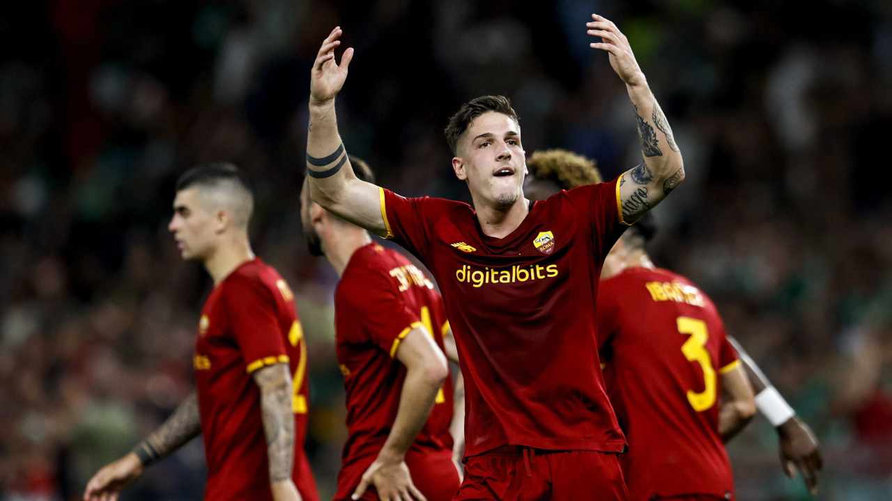 Zaniolo esulta con i tifosi dopo il gol al Feyenoord