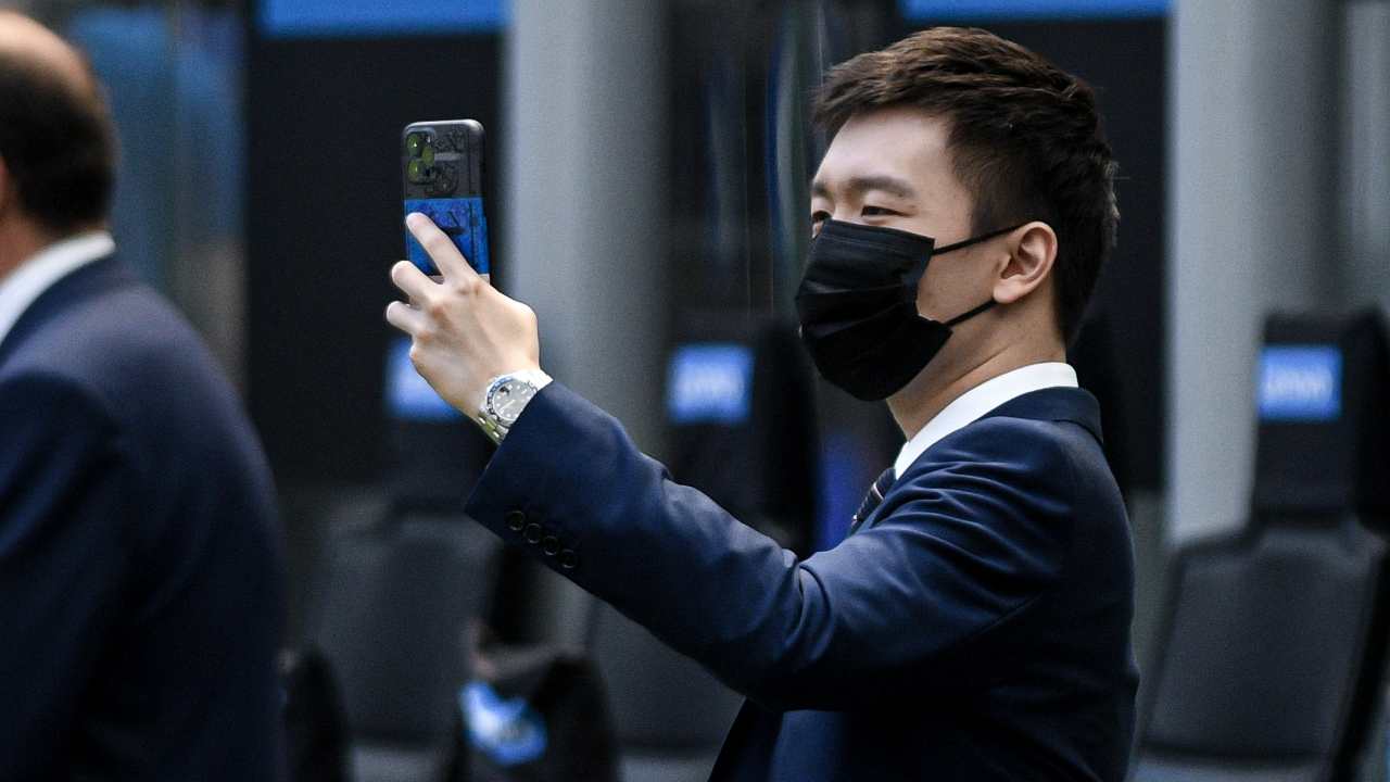 Zhang sorride con la mascherina mentre scatta una foto Inter