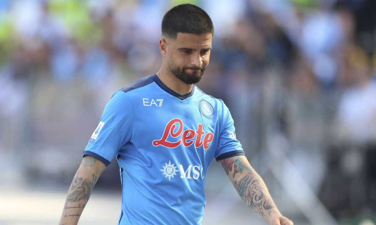 Insigne triste con la maglia del Napoli