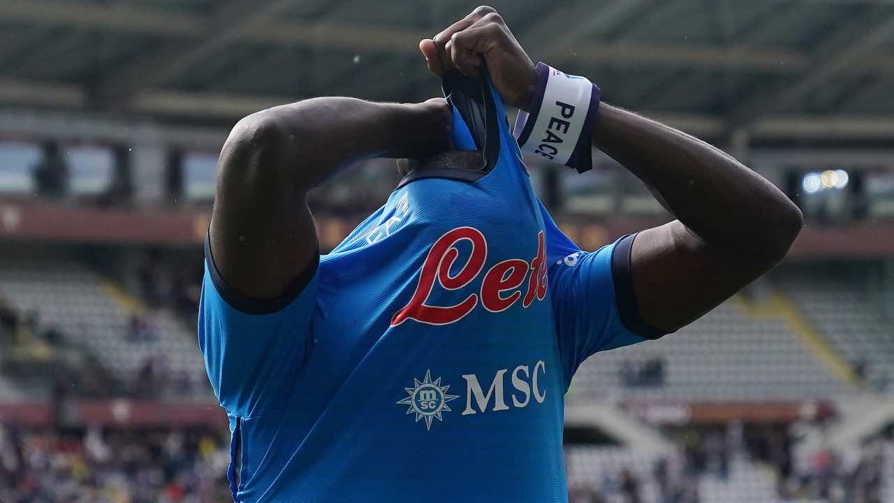 Kalidou Koulibaly si toglie la maglia