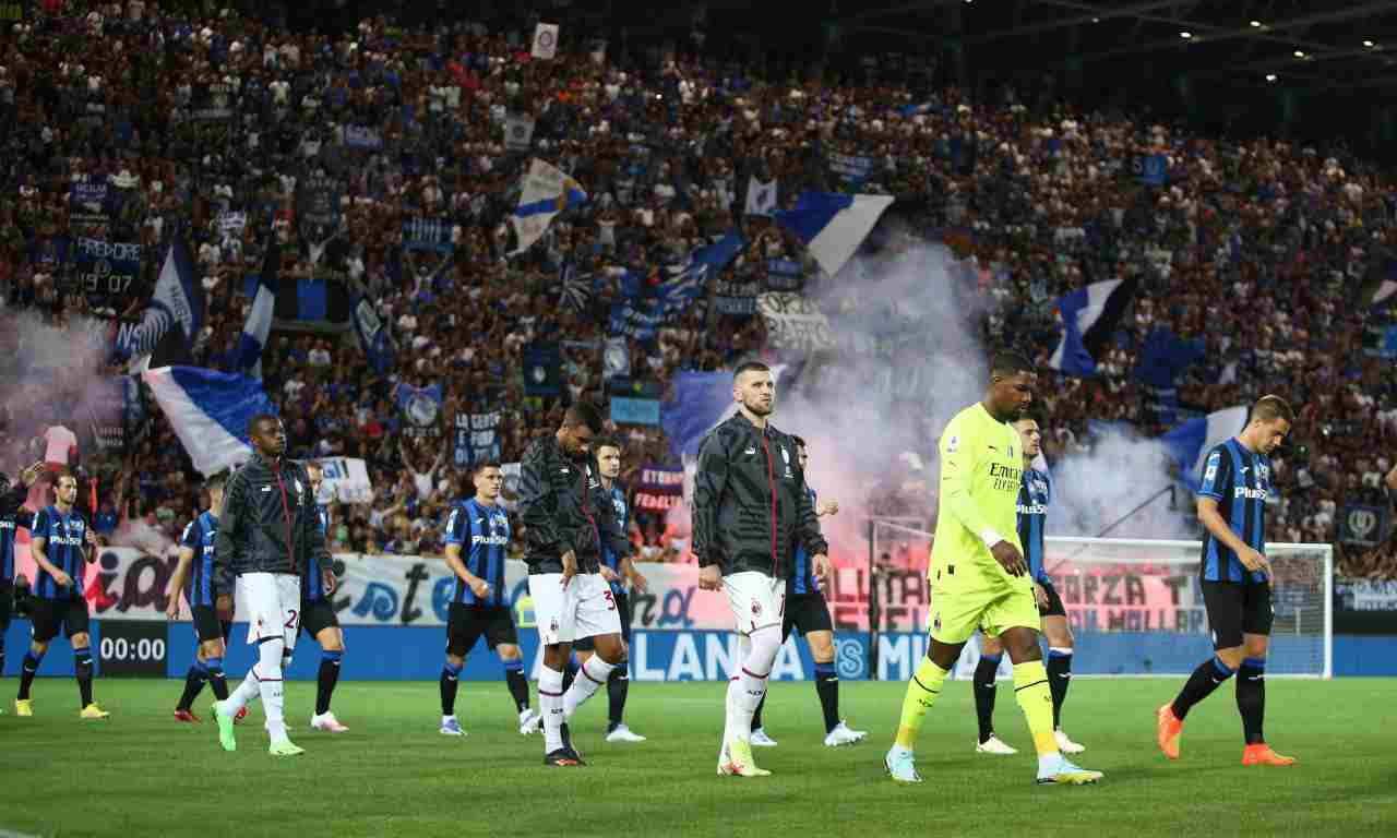 Atalanta-Milan fanno il loro ingresso in campo 