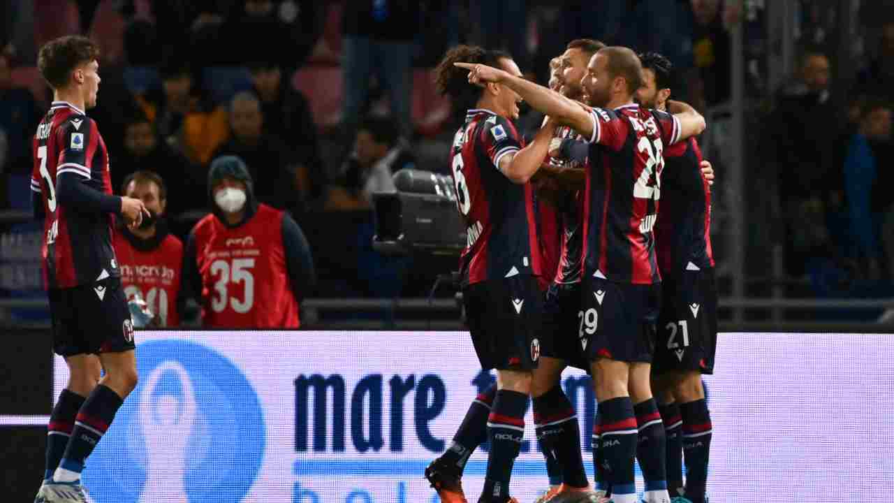 Il Bologna festeggia dopo un gol