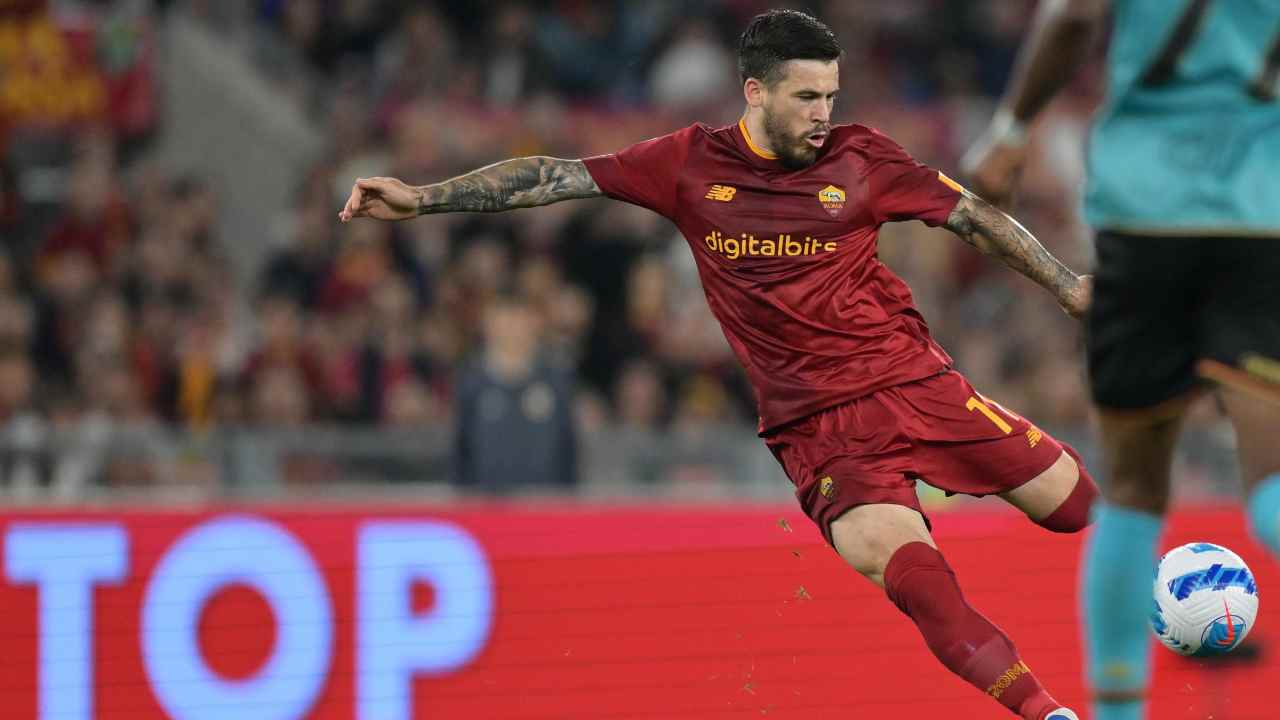 Carles Perez calcia in porta