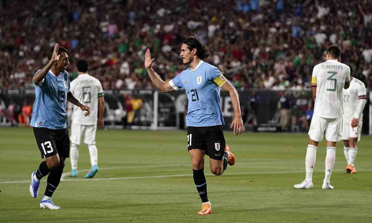 Cavani esulta con l'Uruguay