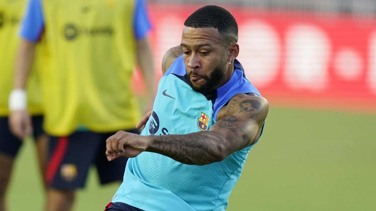 Depay calcia il pallone Barcellona