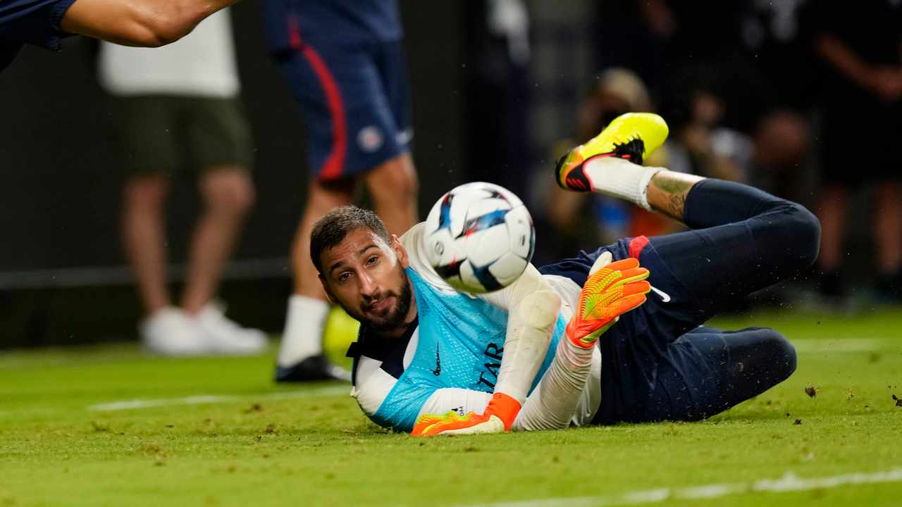 Donnarumma si lancia verso il pallone PSG