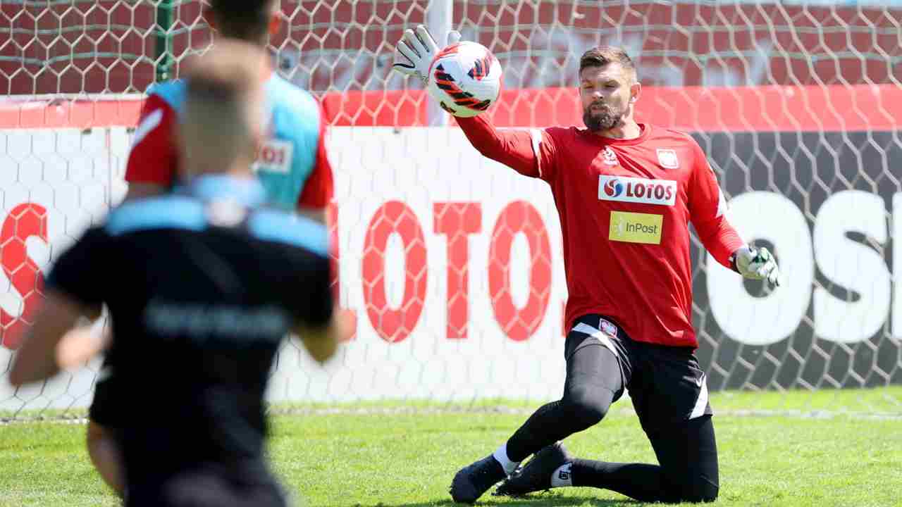 Dragowski impegnato in allenamento con la nazionale polacca