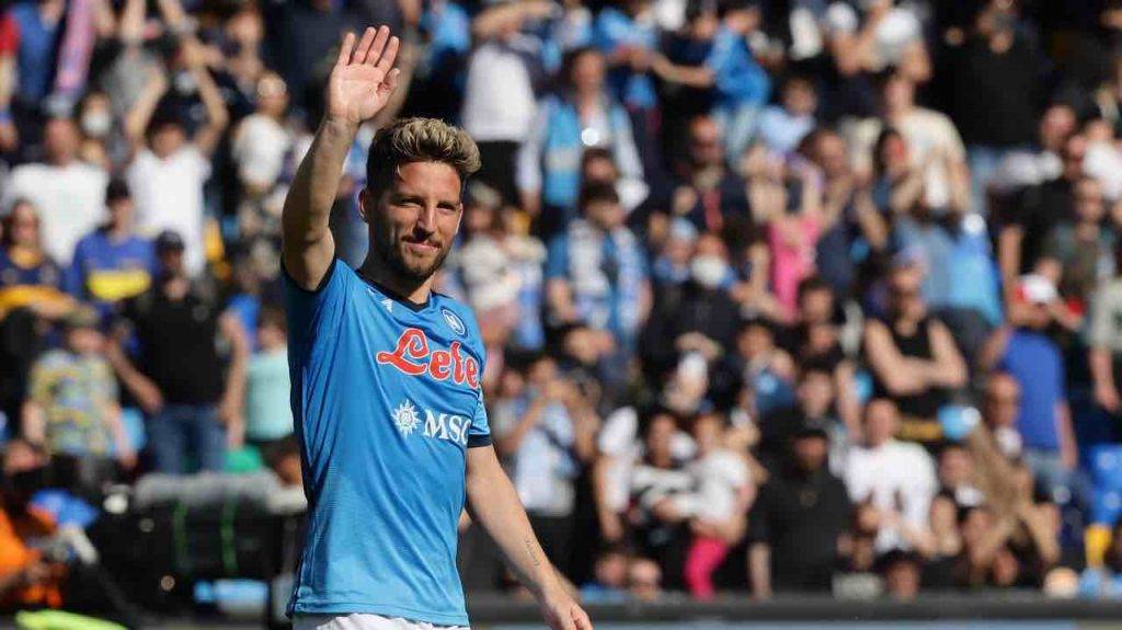 Mertens saluta i tifosi