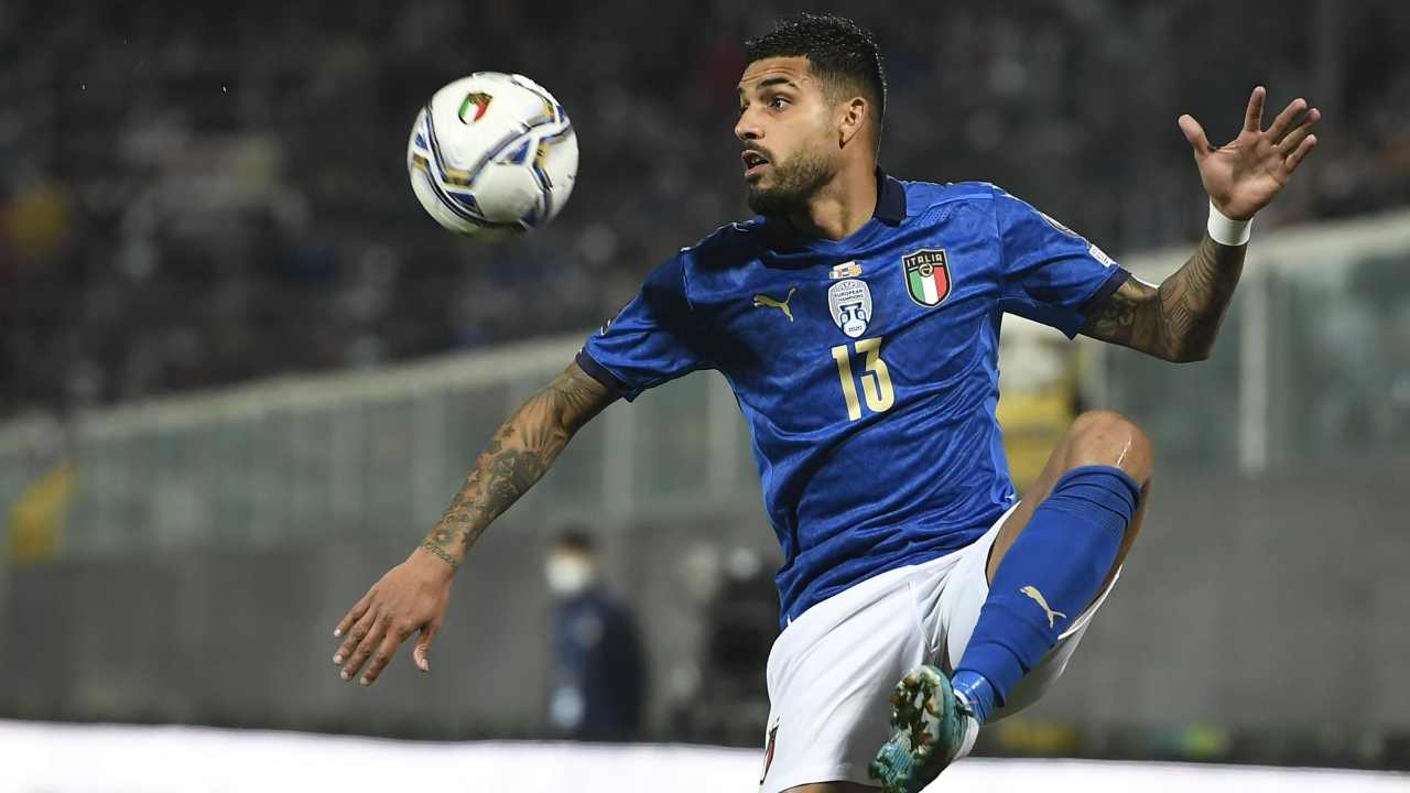 Emerson Palmieri salta verso il pallone