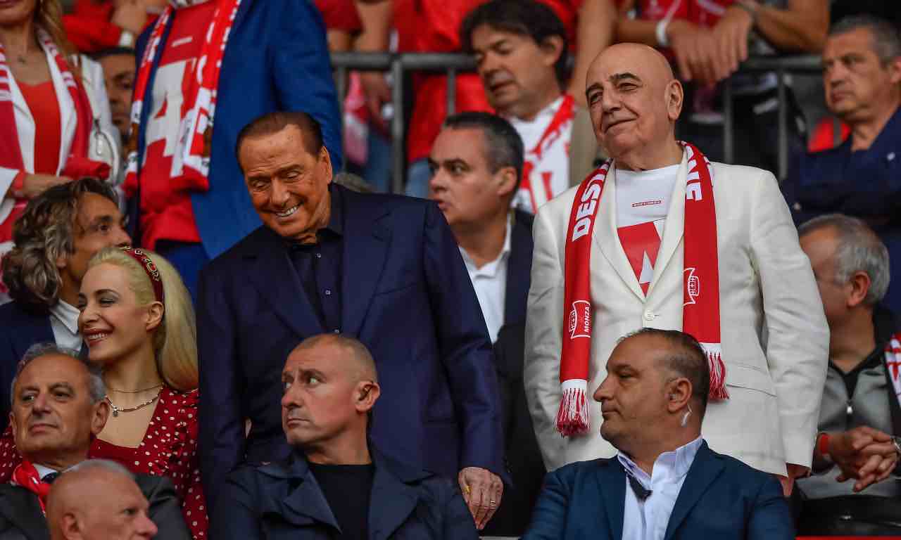 Berlusconi e Galliani sorridenti sugli spalti