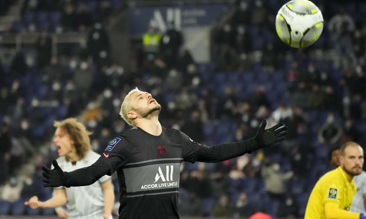 Icardi tenta lo stop del pallone