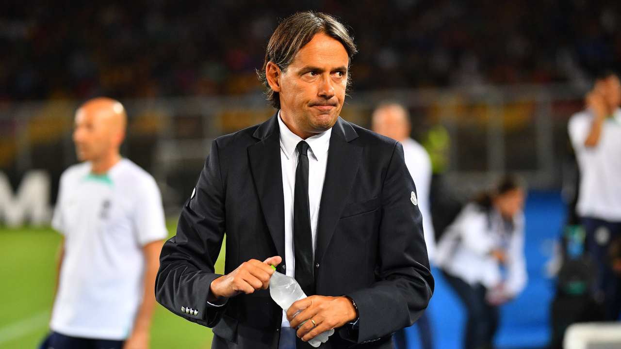 Inzaghi con una bottiglietta