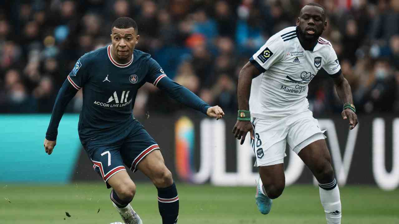 Jean Onana bracca Mbappé