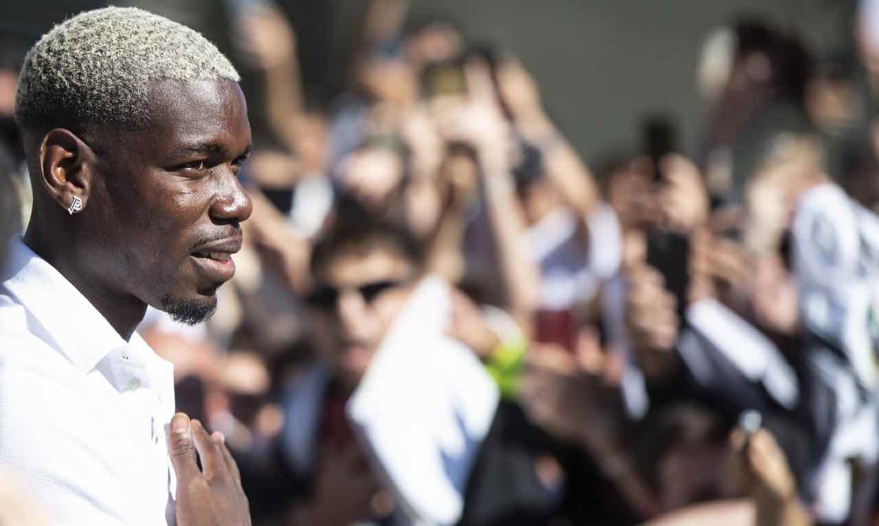 Pogba saluta i tifosi all'arrivo