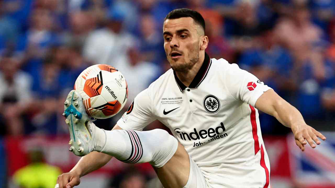 Kostic salta verso il pallone 