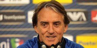 Mancini sorridente in conferenza stampa
