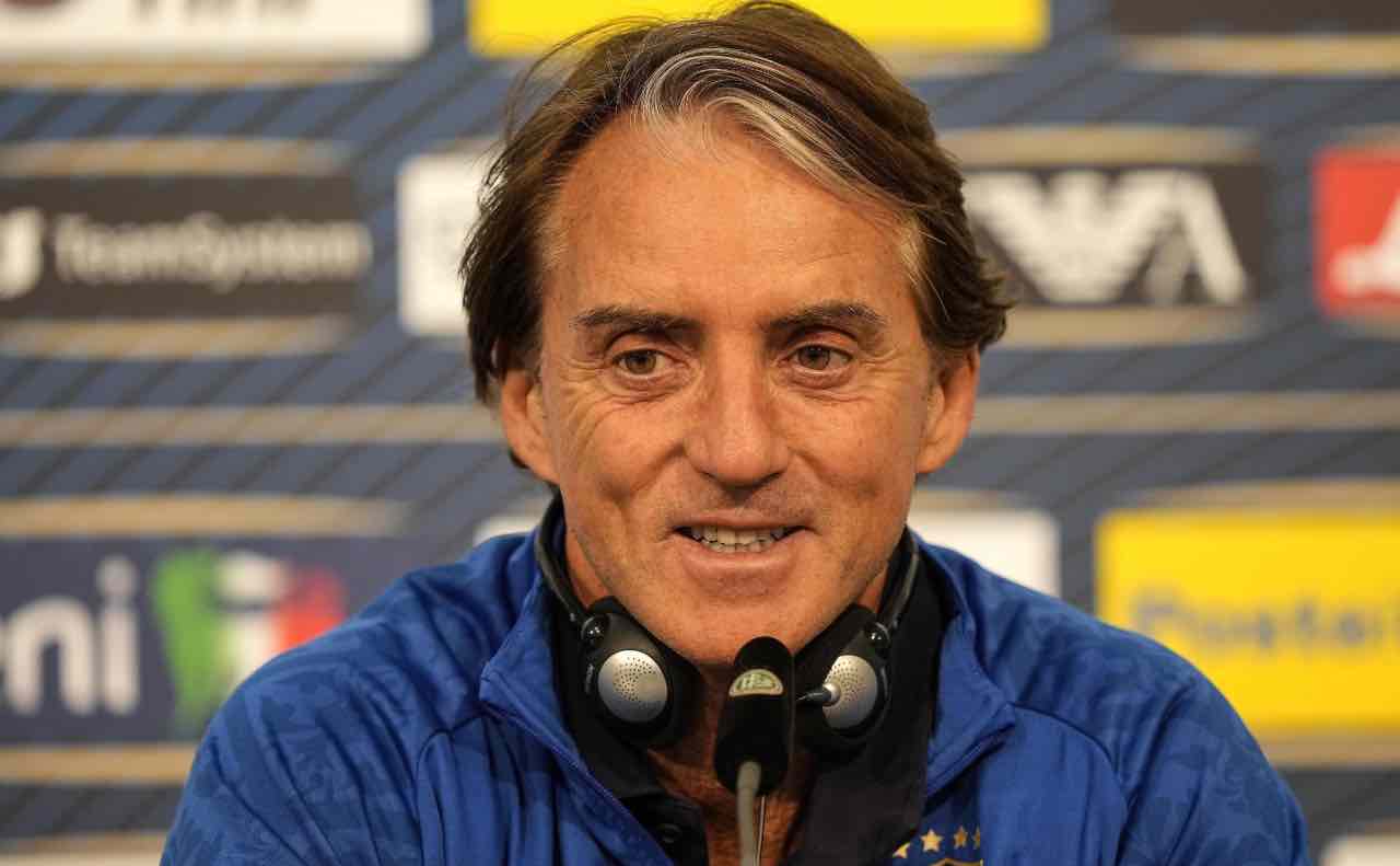 Mancini sorridente in conferenza stampa