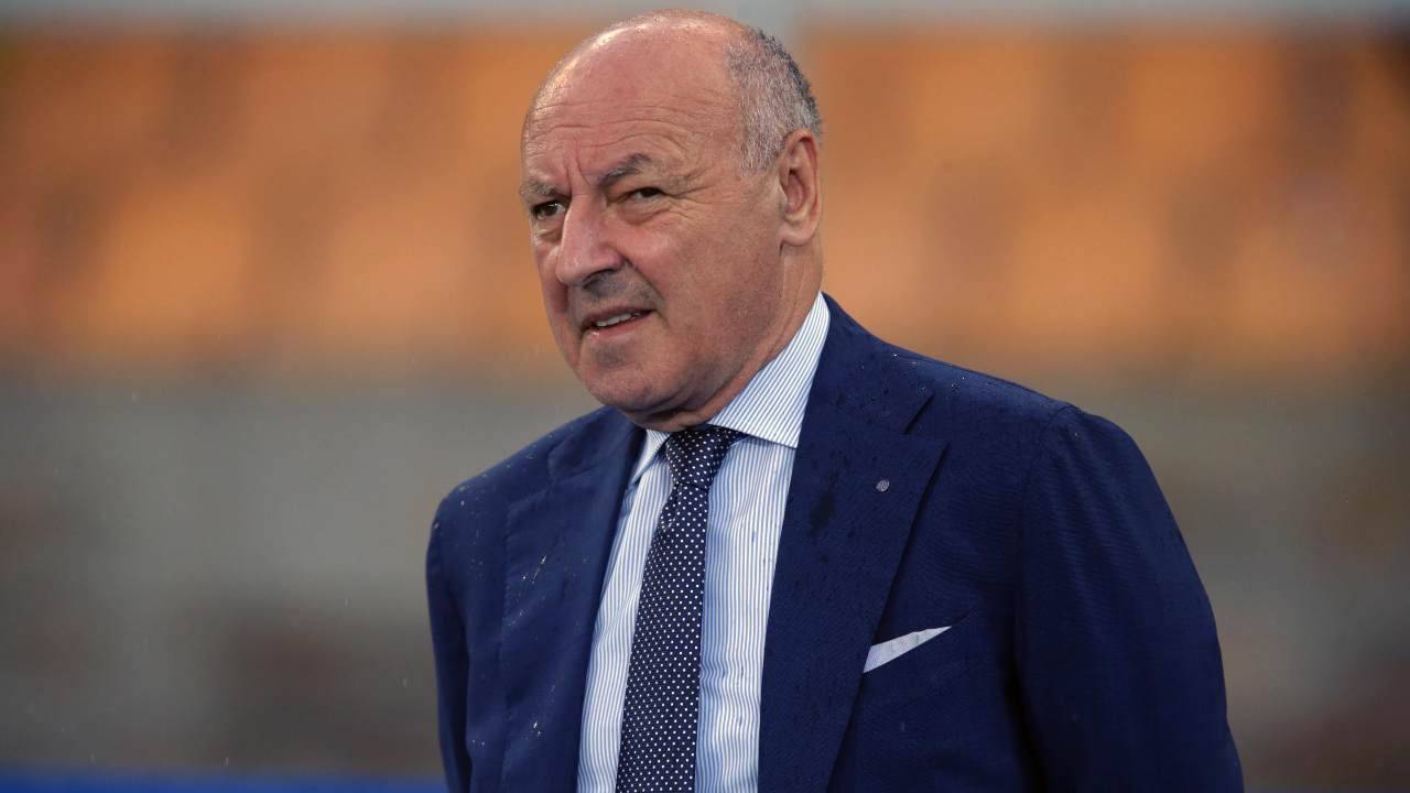Marotta osserva a bordo campo