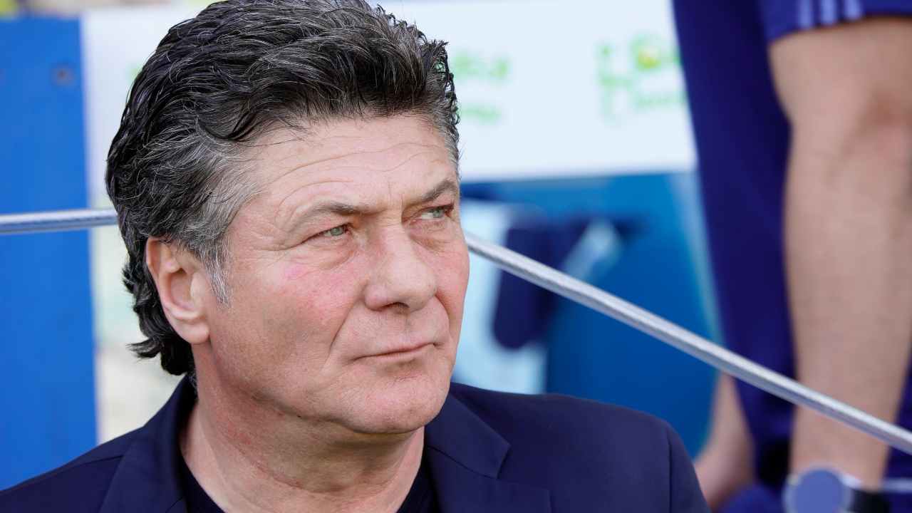 Mazzarri con sguardo concentrato