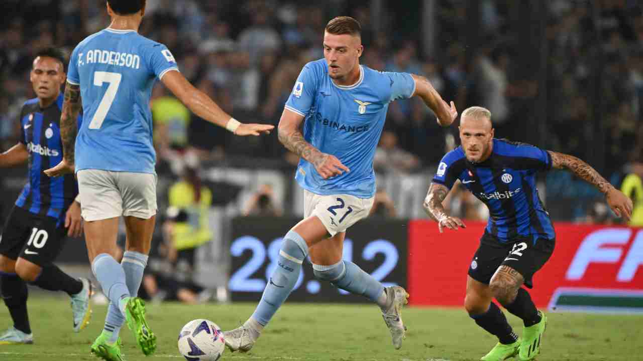 Milinkovic-Savic avanza con il pallone