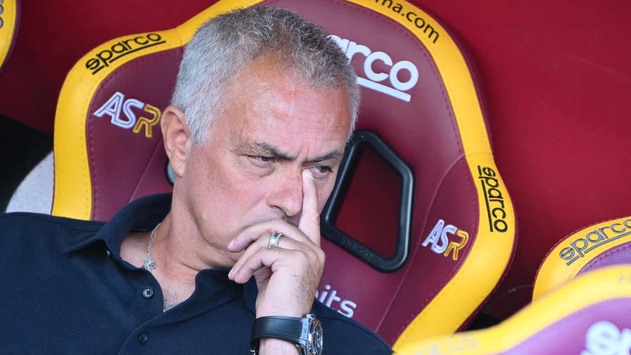 Mourinho preoccupato in panchina