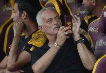 Mourinho sorride in panchina con il telefono Roma