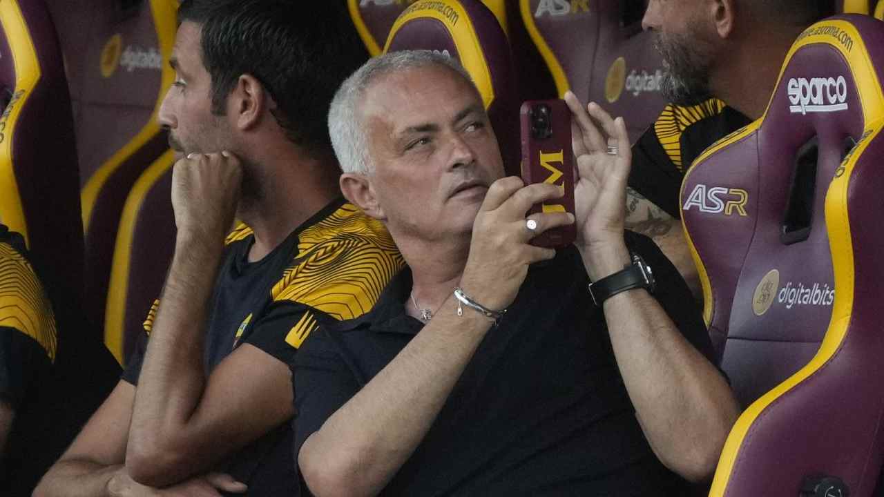 Mourinho sorride in panchina con il telefono Roma
