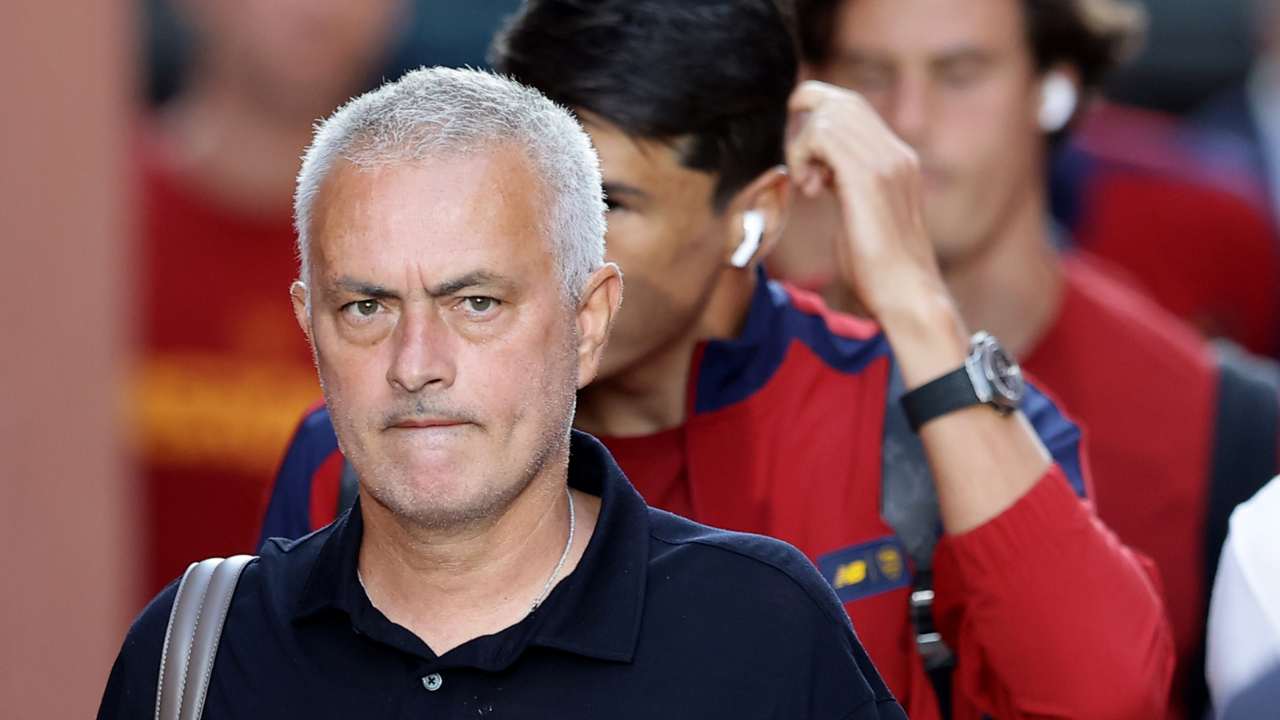 Mourinho cammina concentrato Roma