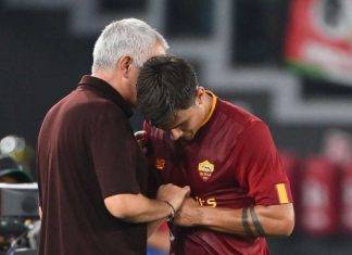 José Mourinho e Paulo Dybala si abbracciano Roma